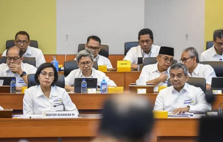 Menteri Keuangan Sri Mulyani (kiri) dan Wakil Menteri Keuangan Suahasil Nazara (kanan) mengikuti rapat kerja dengan Badan Anggaran DPR di Kompleks Parlemen, Senayan, Jakarta (10/7/2023).