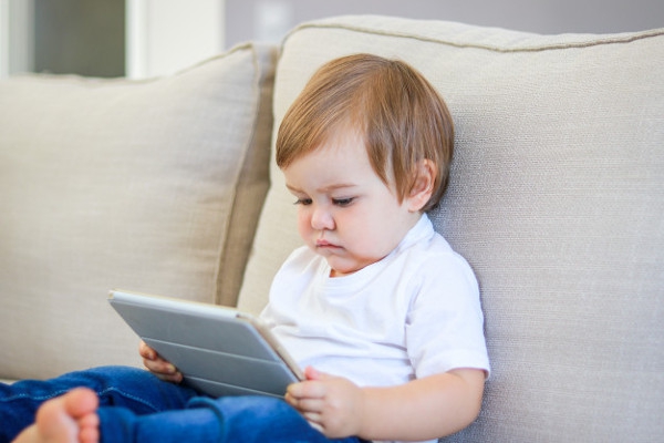 Dokter Bagikan Panduan Main Gadget pada Anak Sesuai Usia