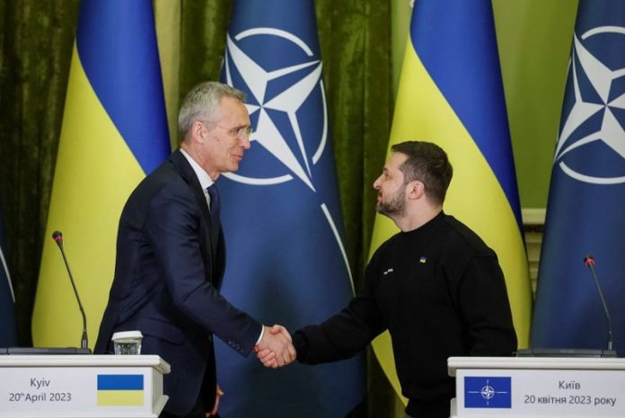 Sekjen NATO Jens Stoltenberg dan Presiden Ukraina Volodymyr Zelensky.