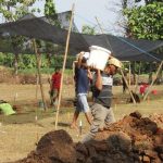 Tim arkeolog dari BPK wilayah XI saat melakukan eskavasi tahap ke empat situ Bhre Kahuripan. (Foto : Fio Atmaja).