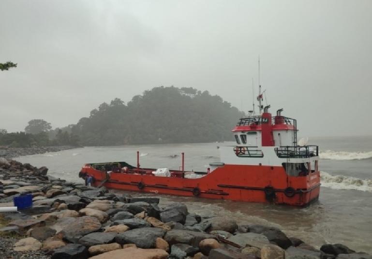 Dua kapal pengangkut BBM terdampar di sebelah masjid Al-Hakim pantai Padang, Sumatera Barat.