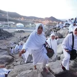 Jemaah haji naik ke Bukit Jabal Rahmah yang terletak di dekat Masjid Namirah di Arafah