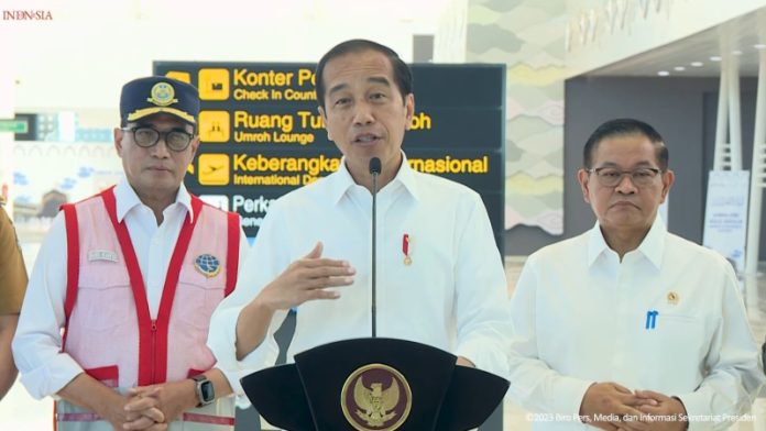 Presiden Jokowi memberikan keterangan pers setelah meninjau Bandara Kertajati, Majalengka (11/7/2023).