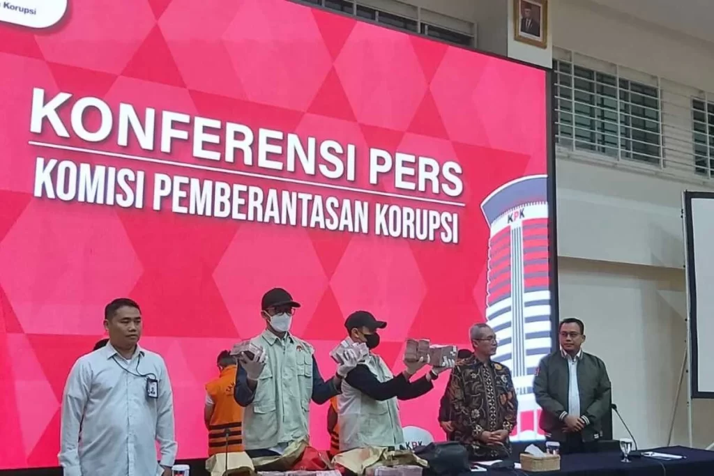 KPK umumkan Kepala Basarnas jadi tersangka dalam kasus suap pengadaan alat pendeteksi korban reruntuhan tahun anggaran 2023.
