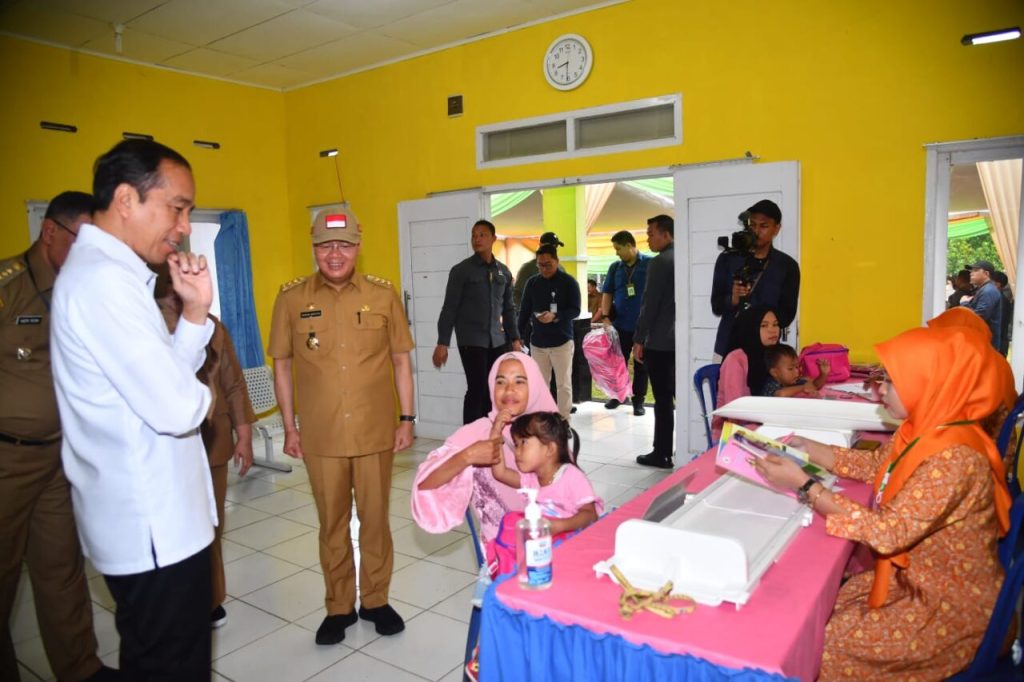 Presiden Jokowi mengapresiasi penurunan angka stunting di Provinsi Bengkulu saat meninjau kegiatan upaya penurunan stunting di Puskesmas Srikuncoro, Kabupaten Bengkulu Tengah, Bengkulu (20/7/2023).