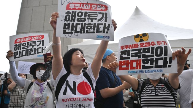 protes warga Jepang terkait rencana buang limbah terkontaminasi nuklir ke laut.