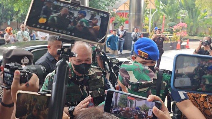 Rombongan TNI mendatangi Gedung Merah Putih KPK (28/7/2023).