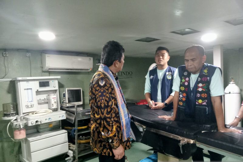 Direktur Utama Badan Perlindungan Jaminan Sosial (BPJS) Kesehatan Prof Ali Ghufron saat meninjau secara langsung kondisi peralatan medis dalam kapal Rumah Sakit Terapung Ksatria Airlangga di pelabuhan rakyat Namosain Kota Kupang Provinsi Nusa Tenggara Timur (16/7/2023). 