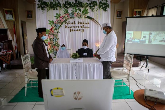 Salah satu pasangan mengikuti sidang isbat nikah massal.