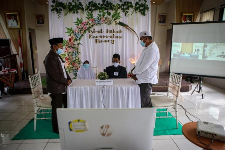 Salah satu pasangan mengikuti sidang isbat nikah massal.