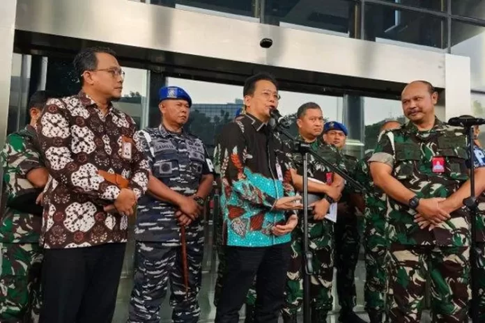 Rombongan TNI mendatangi Gedung Merah Putih KPK (28/7/2023).