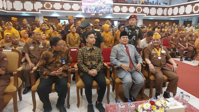 Menteri Pertahanan Prabowo Subianto dan Wali Kota Solo Gibran Rakabuming Raka menghadiri peringatan hari Veteran Nasional di Universitas Sebelas Maret (UNS), Surakarta, Jawa Tengah (10/8/2023).