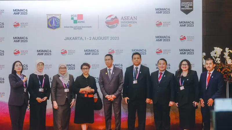 Menteri Luar Negeri (Menlu) Retno Marsudi memamerkan pembangunan Ibu Kota Negara atau IKN Nusantara kepada delegasi dan kepala daerah se-ASEAN dalam acara Meeting of Governors and Mayors of ASEAN Capitals (MGMAC) and ASEAN Mayors Forum (AMF) 2023 yang digelar di Hotel Fairmont, Senayan (1/8/2023).