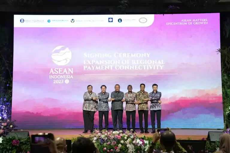 State Bank of Vietnam (SBV) sepakat untuk bergabung dalam kerja sama konektivitas pembayaran di kawasan ASEAN. SBV menandatangani amandemen nota kesepahaman di sela-sela Pertemuan Gubernur Bank Sentral dan Menteri Keuangan ASEAN ke-10, Jakarta (25/8/2023).