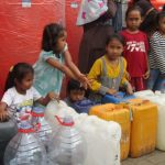 Warga Desa Kunjorowesi saat antri air bersih. (Foto : Fio Atmaja)