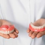 ilustrasi gigi palsu