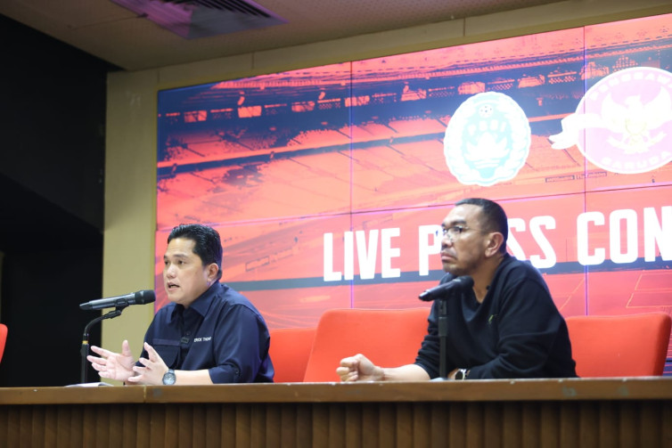Ketum PSSI Erick Thohir menyampaikan keterangan dalam konferensi pers terkait penyelenggaraan Piala Dunia U-17 di GBK, Jakarta (2/8/2023).