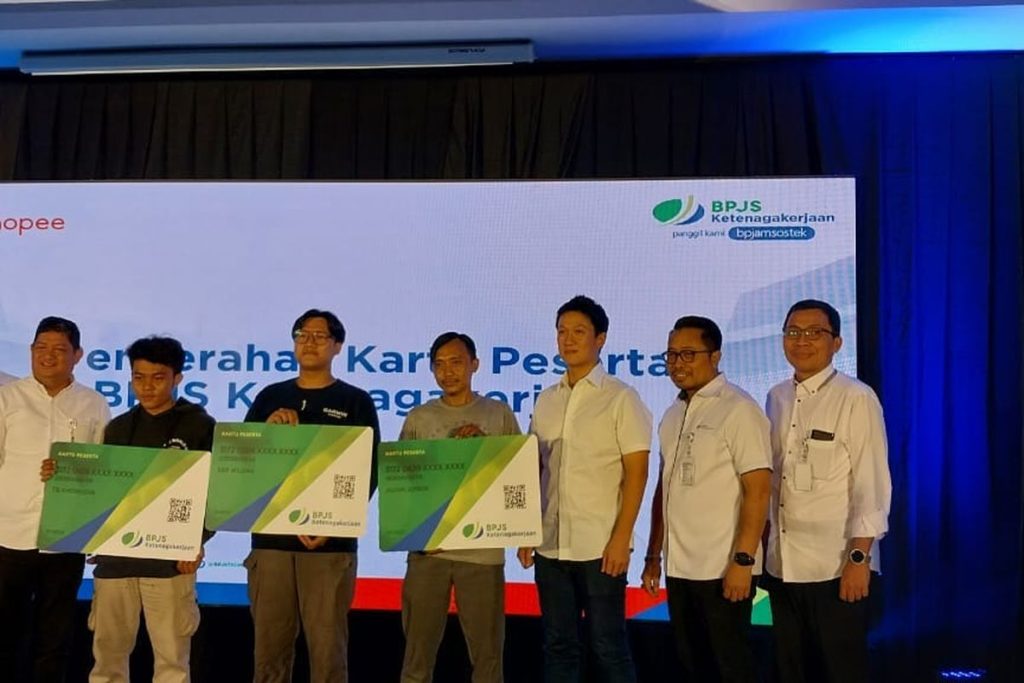 Jajaran BPJS Ketenagakerjaan dan manajemen PT Shopee International Indonesia berfoto bersama dengan mitra kerja Shopee Indonesia yang menerima kartu kepesertaan BPJS Ketenagakerjaan, Jakarta (31/7/2023).