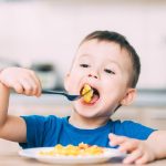 ilustrasi anak makan