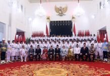 Presiden Joko Widodo (Jokowi) mengukuhkan 76 anggota Pasukan Pengibar Bendera Pusaka (Paskibraka) untuk peringatan Hari Ulang Tahun ke-78 Republik Indonesia pada 17 Agustus 2023. Hal itu dilakukan saat Upacara Pengukuhan Paskibraka di Istana Negara, Jakarta (15/8/2023).