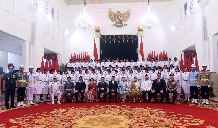 Presiden Joko Widodo (Jokowi) mengukuhkan 76 anggota Pasukan Pengibar Bendera Pusaka (Paskibraka) untuk peringatan Hari Ulang Tahun ke-78 Republik Indonesia pada 17 Agustus 2023. Hal itu dilakukan saat Upacara Pengukuhan Paskibraka di Istana Negara, Jakarta (15/8/2023).