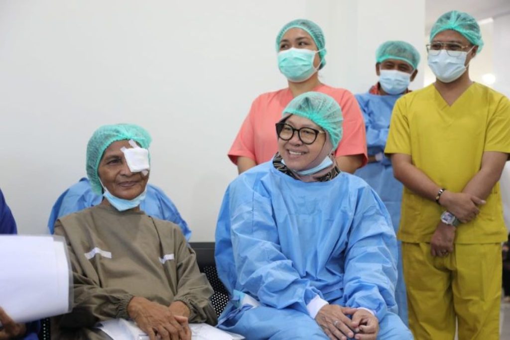 Menteri Sosial (Mensos) Tri Rismaharini bantu 277 warga Ternate menjalani operasi katarak pada Selasa (15/8/2023).