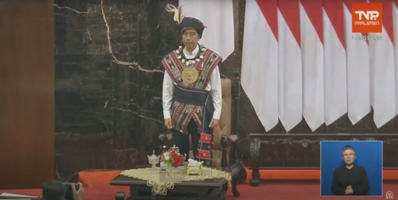 Presiden Joko Widodo (Jokowi) memakai baju adat Tanimbar Maluku saat hadir di Sidang Tahunan MPR 2023 di Ruang Rapat Paripurna Gedung Nusantara, Kompleks Parlemen Senayan, Jakarta (16/8/2023).