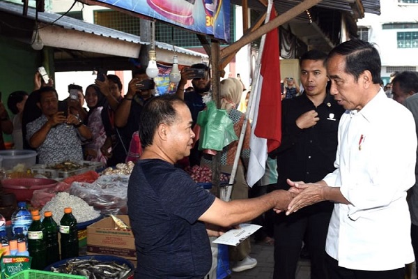 Presiden Jokowi Tinjau Harga Kebutuhan Pokok di Pasar Brahrang