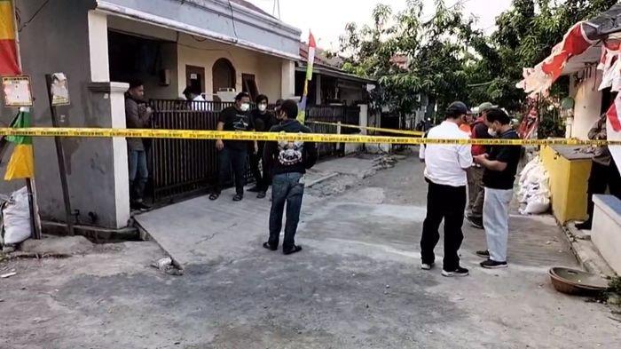 Rumah karyawan BUMN berinisial DE yang merupakan terduga teroris dari kelompok media sosial (medsos) di Bekasi, Jawa Barat.