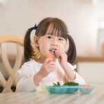 ilustrasi anak makan