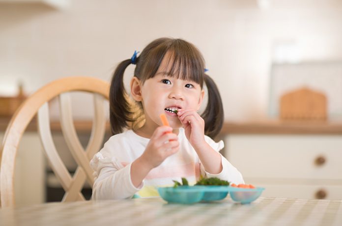 ilustrasi anak makan