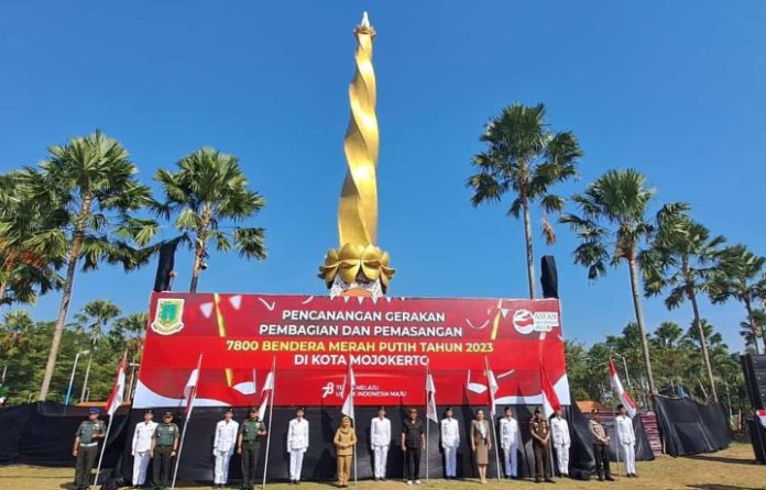 Walikota Mojokerto saat memasang bendera di alun - alun Wiraraja Kota Mojokerto.