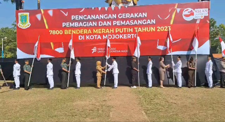 Walikota Mojokerto saat memasang bendera di alun - alun Wiraraja Kota Mojokerto.