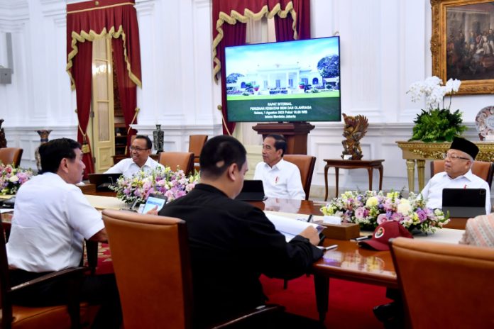 Presiden Joko Widodo menggelar rapat terbatas yang membahas soal perizinan kegiatan seni dan olahraga bersama sejumlah Menteri Kabinet Indonesia Maju di Istana Merdeka, Jakarta (1/8/2023) (Foto: Rusman - Biro Pers Sekretariat Presiden)