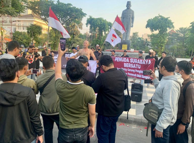 Pemuda Surabaya Bersatu gelar Aksi 'Doa untuk Rocky Gerung'