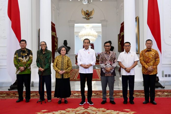Presiden Joko Widodo (Jokowi) menerima Ketua dan Anggota Dewan Gelar Tanda Kehormatan (GTK) di Istana Merdeka, Jakarta (3/8/2023) (Foto: Kris - Biro Pers Sekretariat Presiden)