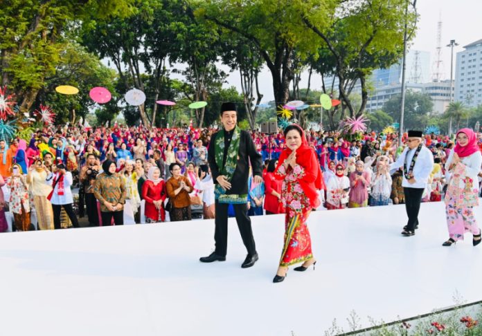 Presiden Joko Widodo dan Ibu Iriana Joko Widodo membuka acara Istana Berkebaya yang digelar di Jalan Medan Merdeka Utara, tepat di depan Istana Merdeka, Jakarta (6/8/2023) (Foto: Laily Rachev - Biro Pers Sekretariat Presiden)