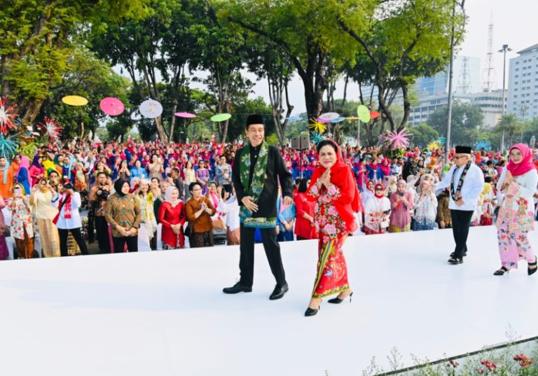 Presiden Joko Widodo dan Ibu Iriana Joko Widodo membuka acara Istana Berkebaya yang digelar di Jalan Medan Merdeka Utara, tepat di depan Istana Merdeka, Jakarta (6/8/2023) (Foto: Laily Rachev - Biro Pers Sekretariat Presiden)