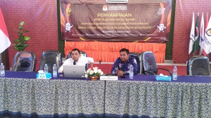 Penyampaian berita acara hasil akhir vermin. (Foto : dok.KPU Kabupaten Mojokerto)