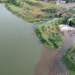 Musim Kemarau, Sungai Brantas Berubah Warna Menjadi Coklat : Penyebab Terkait Limbah dari Jombang