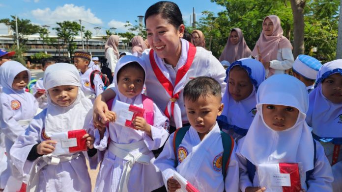 Sambut HUT Kemerdekaan RI ke - 78, Mercure Surabaya Grand Mirama berbagi Bendera Merah Putih