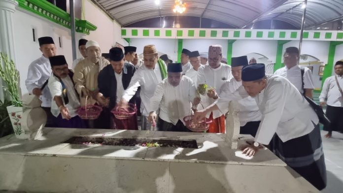 PKS Jatim menggelar ziarah ke makam Syaikhona Cholil dan KH Hasyim Asyari, serta KH Wahab Hasbullah (8/8/2023)
