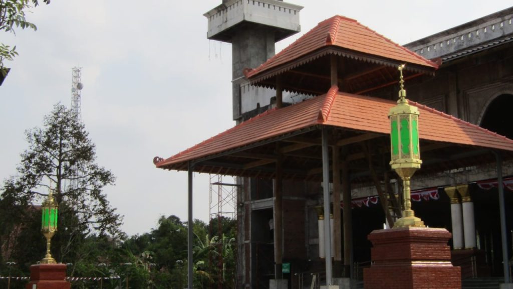 Jaga nilai sejarah, soko guru Masjid Agung Darussalam di pasang lagi. (Foto : Fio Atmaja)