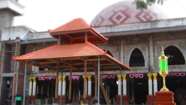 Jaga nilai sejarah, soko guru Masjid Agung Darussalam di pasang lagi. (Foto : Fio Atmaja)