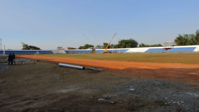 Rumput Stadion Gelora Gajah Mada dalam perbaikan, latihan Cabor olahraga di pindah sementara. (Foto : Fio Atmaja)
