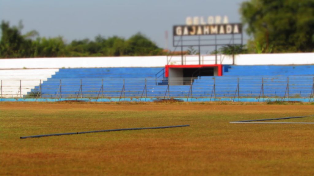 Rumput Stadion Gelora Gajah Mada dalam perbaikan, latihan Cabor olahraga di pindah sementara. (Foto : Fio Atmaja)