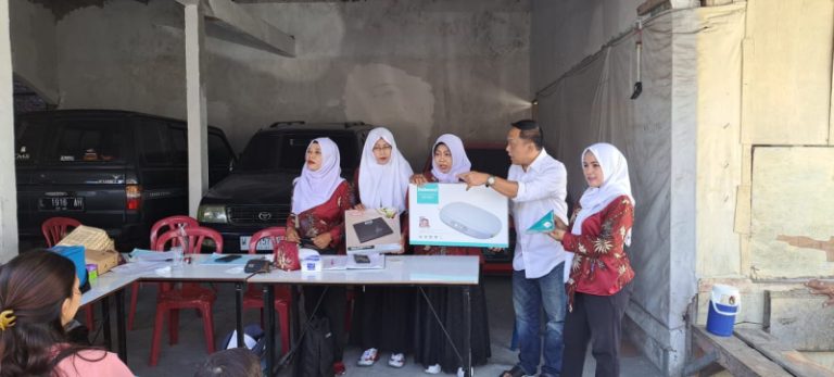 Tiga bulan timbangan rusak, Posyandu Klampis Ngasem dapat bantuan Anas Karno