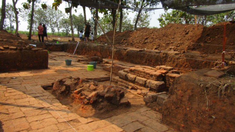 Eskavasi situs Bhre Kahuripan di Kecamatan Sooko, Kabupaten Mojokerto. (Foto : Fio Atmaja)