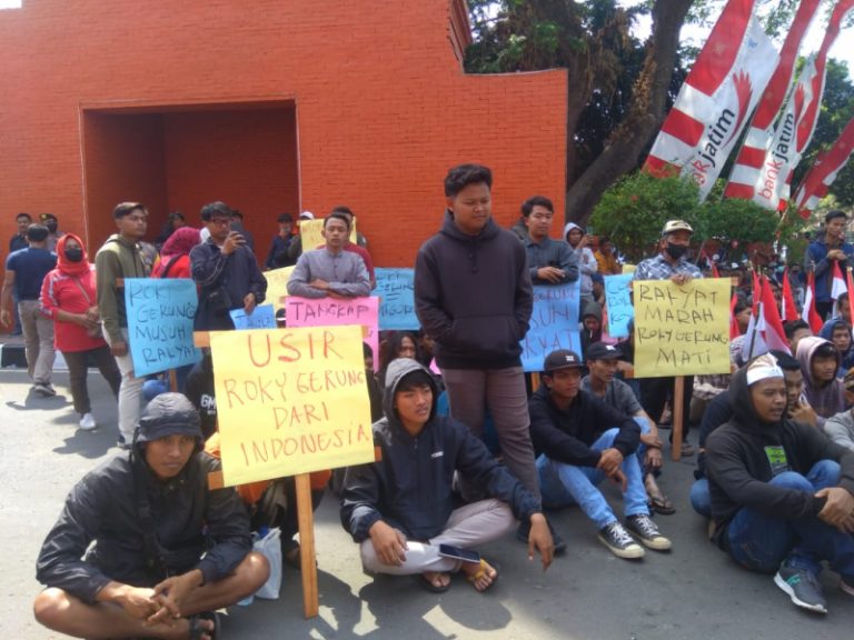 Ratusan massa mengatasnamakan aliansi masyarakat mojokerto (AMM) menolak Rocky Gerung. (Foto : Fio Atmaja)