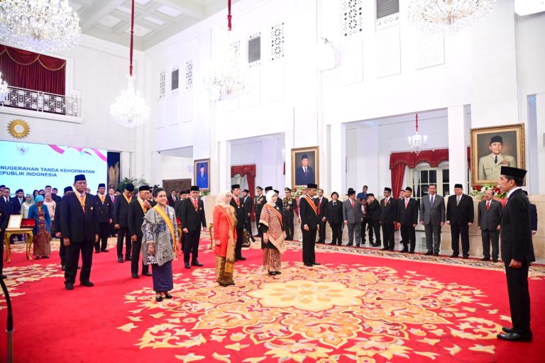 Presiden Jokowi Anugerahkan Tanda Kehormatan bagi 18 Tokoh